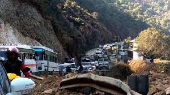 Badrinath नेशनल हाइवे पर  भारी बारिश के कारण  हाईवे पर लगा लम्बा जाम